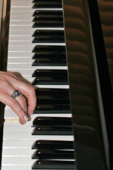 Piano keyboard with one hand